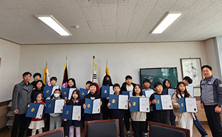 Delivering Scholarships to Maepo Elementary and Middle Schools